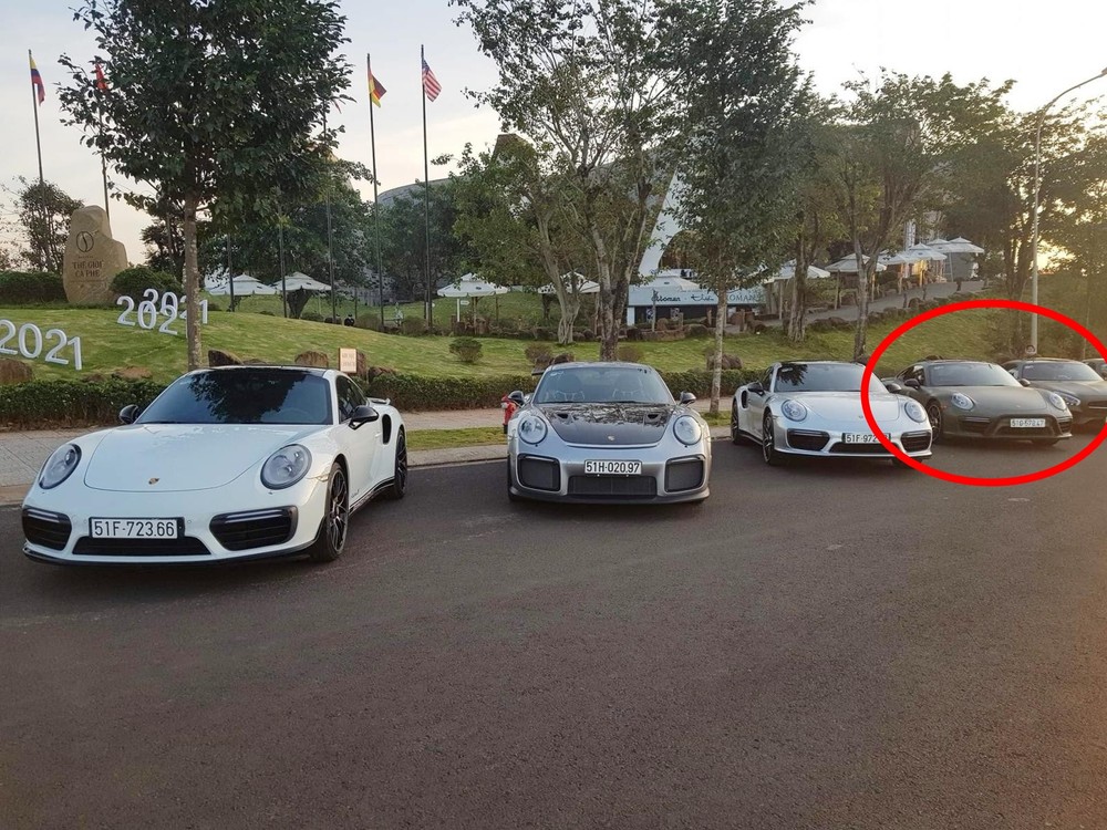 Hình ảnh chụp 3 chiếc xe Porsche 911 Turbo S 991 của đại gia Đặng Lê Nguyên Vũ cùng chiếc siêu xe Porsche 911 GT2 RS biển số 51H-020.97