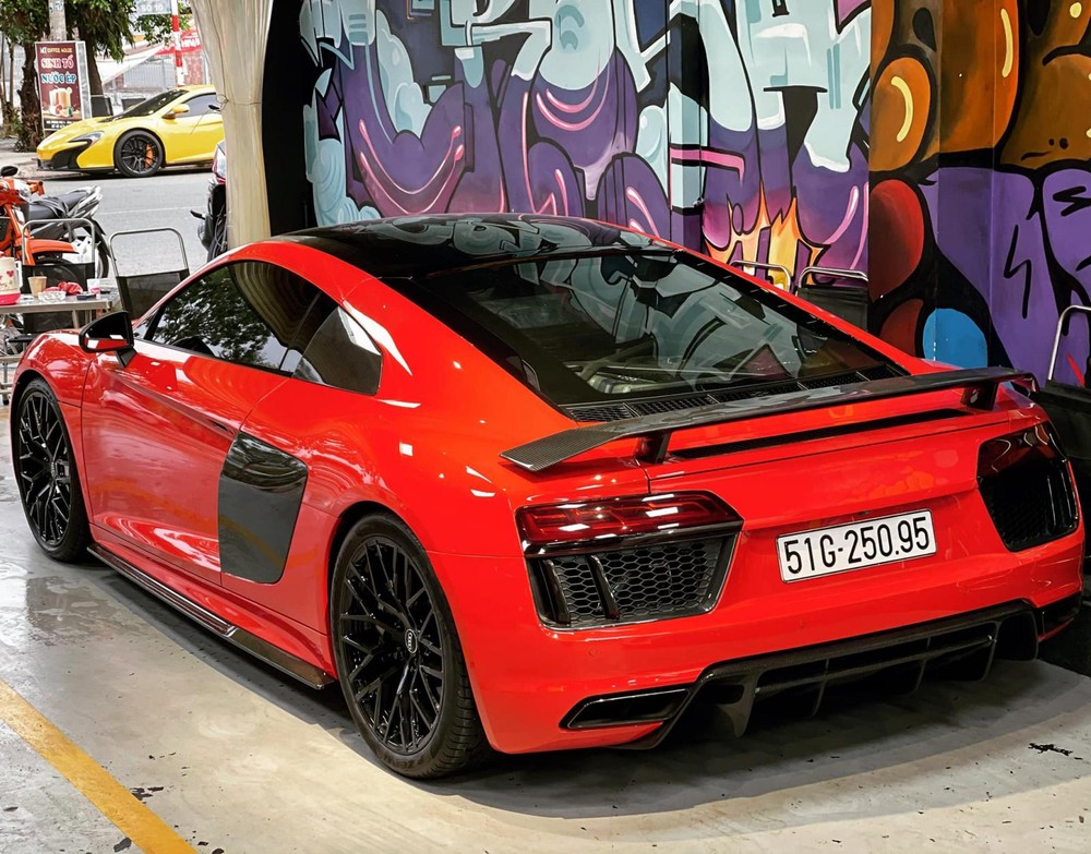Chiếc siêu xe Audi R8 V10 Plus này từng của Đông Nhi và có màu đỏ