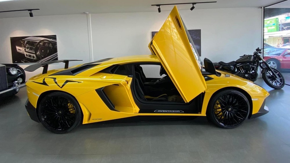 Màu sơn nguyên bản của siêu xe Lamborghini Aventador SV mới vào Việt Nam vào chiều ngày 6 tháng 4 năm 2022 Màu sơn nguyên bản của siêu xe Lamborghini Aventador SV mới vào Việt Nam vào chiều ngày 6 tháng 4 năm 2022