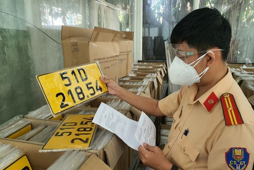 Xe kinh doanh vận tải chưa l&agrave;m thủ tục đổi biển trắng sang biển v&agrave;ng c&oacute; thể bị phạt tới 8 triệu đồng.