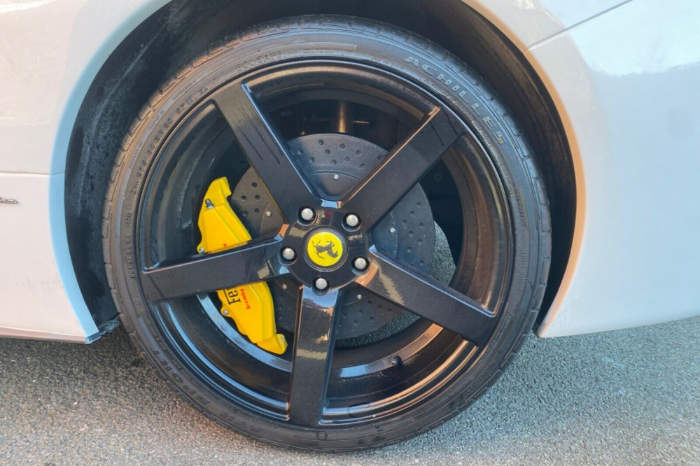 B&aacute;nh xe của chiếc Ferrari 458 nh&aacute;i