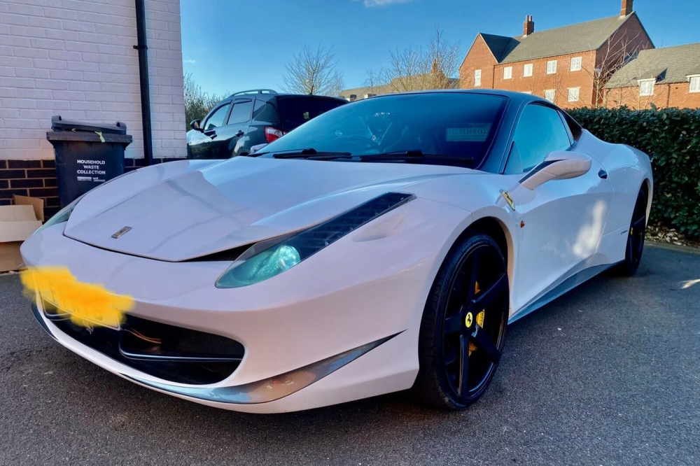 Ph&iacute;a trước của chiếc Ferrari 458 nh&aacute;i