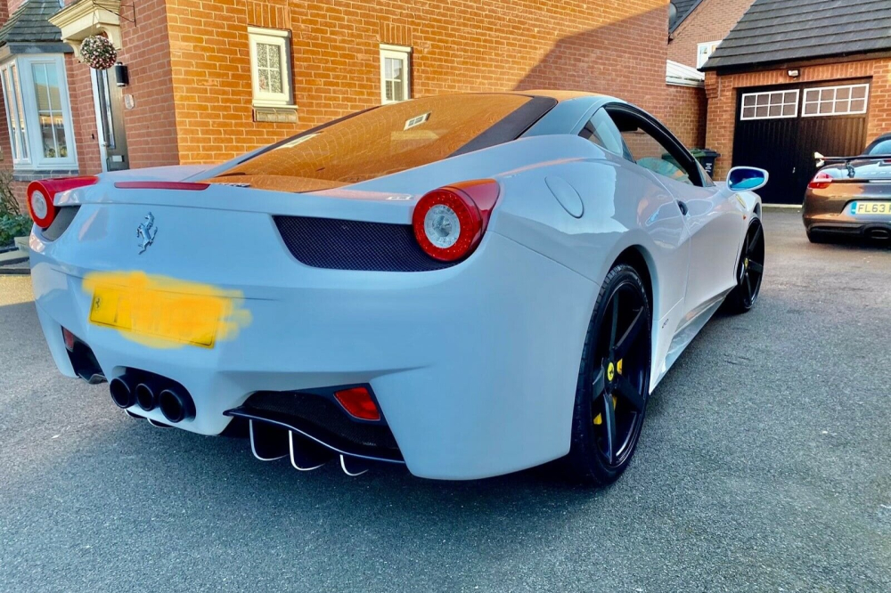 Ph&iacute;a sau của chiếc Ferrari 458 nh&aacute;i