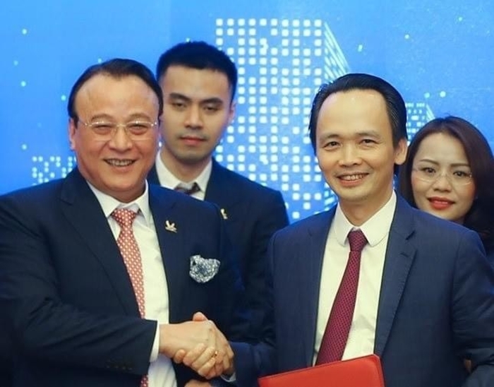 &Ocirc;ng Trịnh Văn Quyết v&agrave; &ocirc;ng Đỗ Anh Dũng đều l&agrave; người m&ecirc; xe Rolls-Royce Phantom, từng l&agrave; Chủ tịch  tập đo&agrave;n h&agrave;ng đầu về bất động sản tại Việt Nam v&agrave; hiện đ&atilde; bị Bộ C&ocirc;ng an bắt tạm giam để điều tra về c&aacute;c tội danh kh&aacute;c nhau