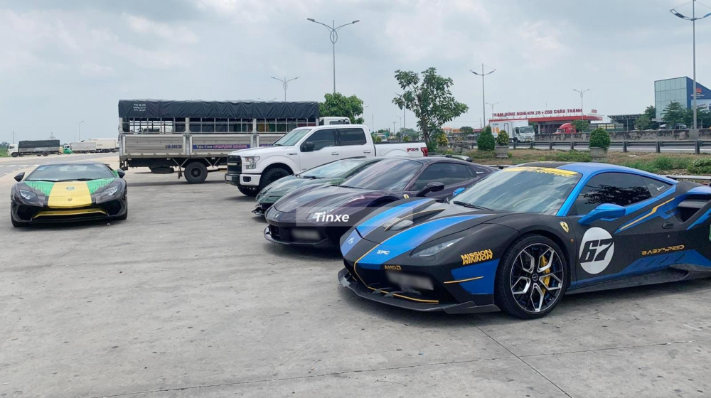 Dàn siêu xe của đại gia Việt dừng chân tại trạm dừng trên đường Cao tốc Thành phố Hồ Chí Minh - Trung Lương Dàn siêu xe của đại gia Việt dừng chân tại trạm dừng trên đường Cao tốc Thành phố Hồ Chí Minh - Trung Lương