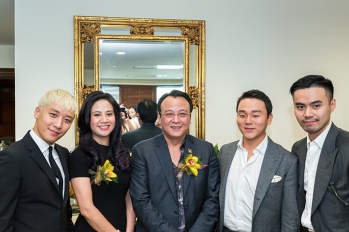 Gia đ&igrave;nh của &ocirc;ng Đỗ Anh Dũng chụp ảnh c&ugrave;ng Seungri (ngo&agrave;i c&ugrave;ng b&ecirc;n tr&aacute;i), hiện Chủ tịch tập đo&agrave;n T&acirc;n Ho&agrave;ng Minh c&ugrave;ng con trai thứ đứng kế b&ecirc;n đại gia n&agrave;y đ&atilde; bị bắt giữ