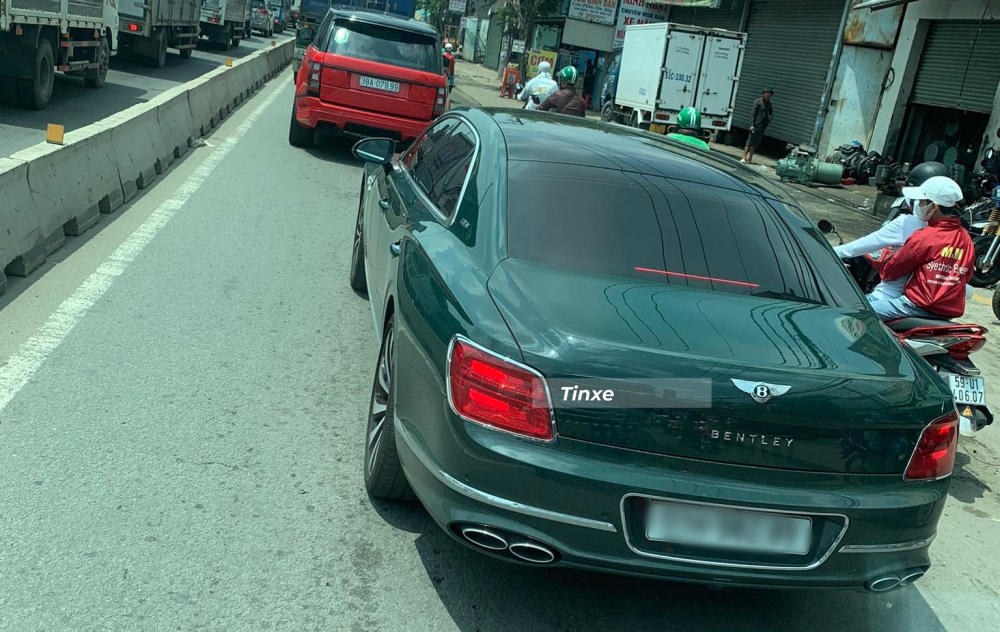 Trong đoàn còn có Range Rover màu đỏ và Bentley Flying Spur V8 màu xanh lá Trong đoàn còn có Range Rover màu đỏ và Bentley Flying Spur V8 màu xanh lá