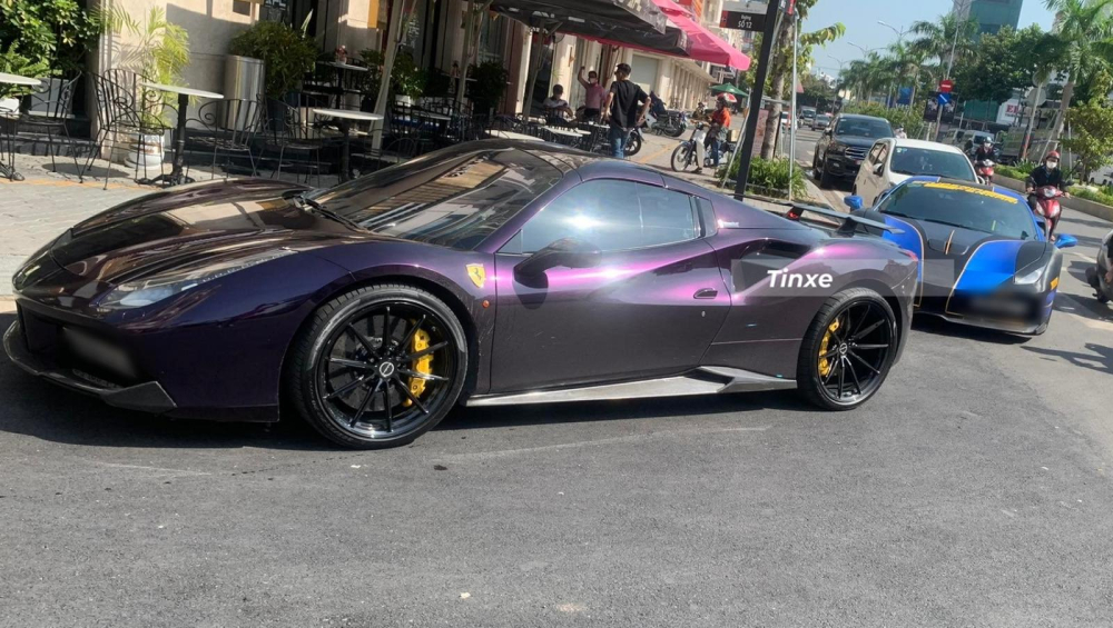 Ferrari 488 Spider đỗ trước và phía sau là Ferrari 488 GTB