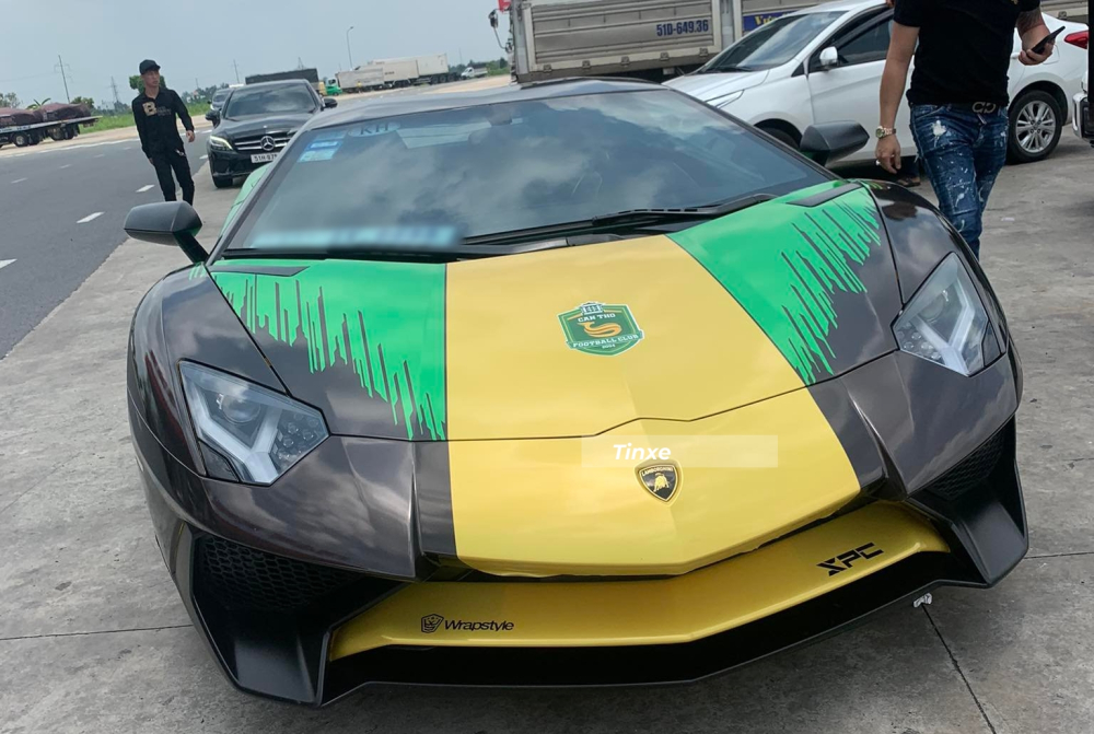 Nhưng siêu xe Lamborghini Aventador SV đã nhanh chóng được mang đi thay áo cấp tốc Nhưng siêu xe Lamborghini Aventador SV đã nhanh chóng được mang đi thay áo cấp tốc