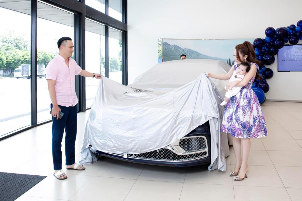 Vợ chồng diễn viên Chi Bảo nhận bàn giao xe Bentley Flying Spur hơn 18 tỷ đồng