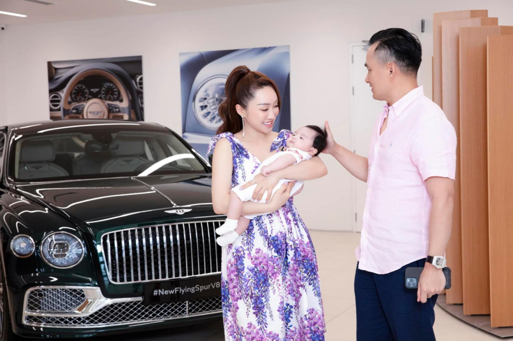 Trong ngày vui này, cậu con trai đầu lòng của Chi Bảo với vợ thứ 3 cũng xuất hiện