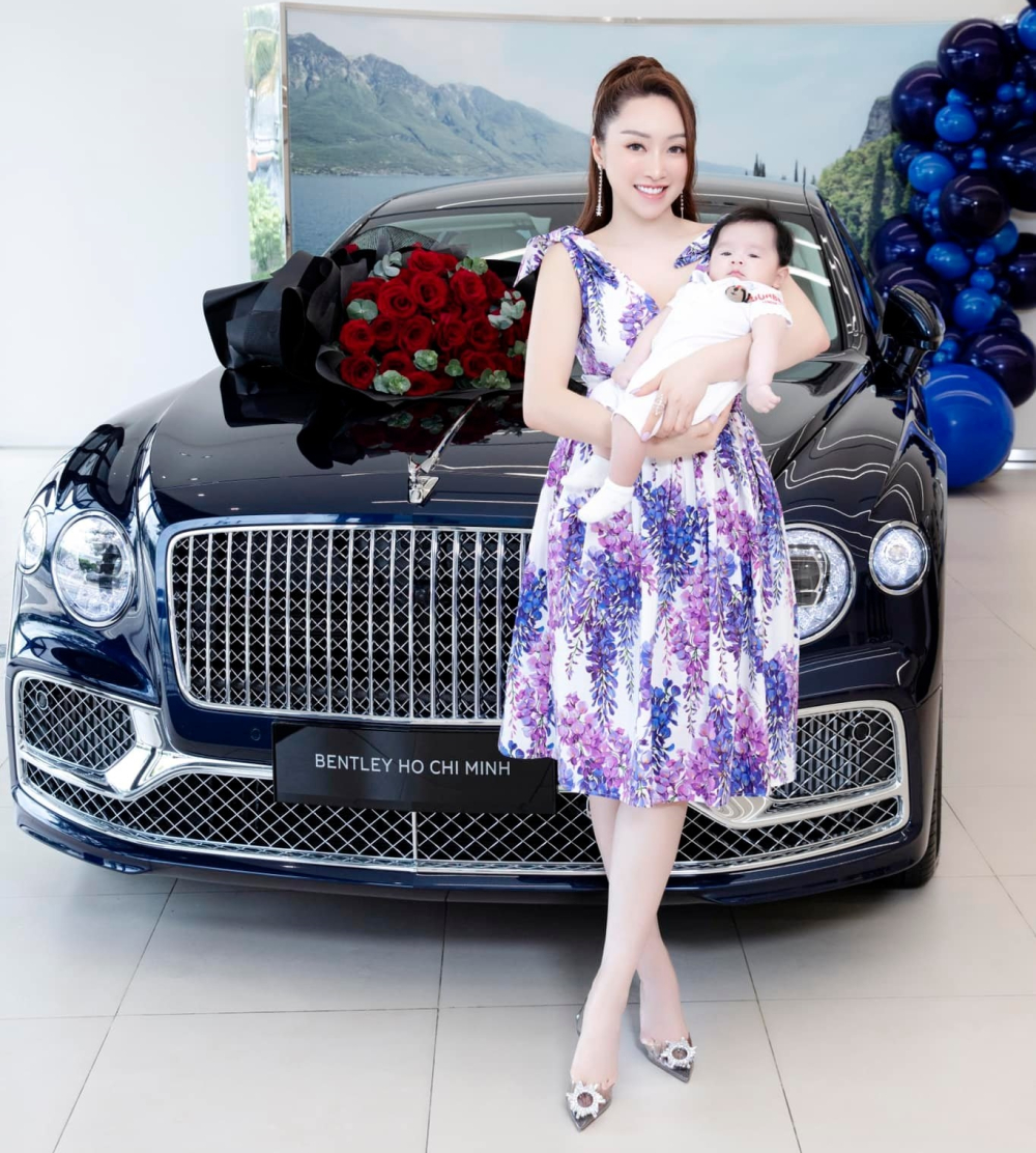 Vợ cùng con trai của Chi Bảo trong ngày nhận bàn giao xe Bentley Flying Spur hơn 18 tỷ đồng