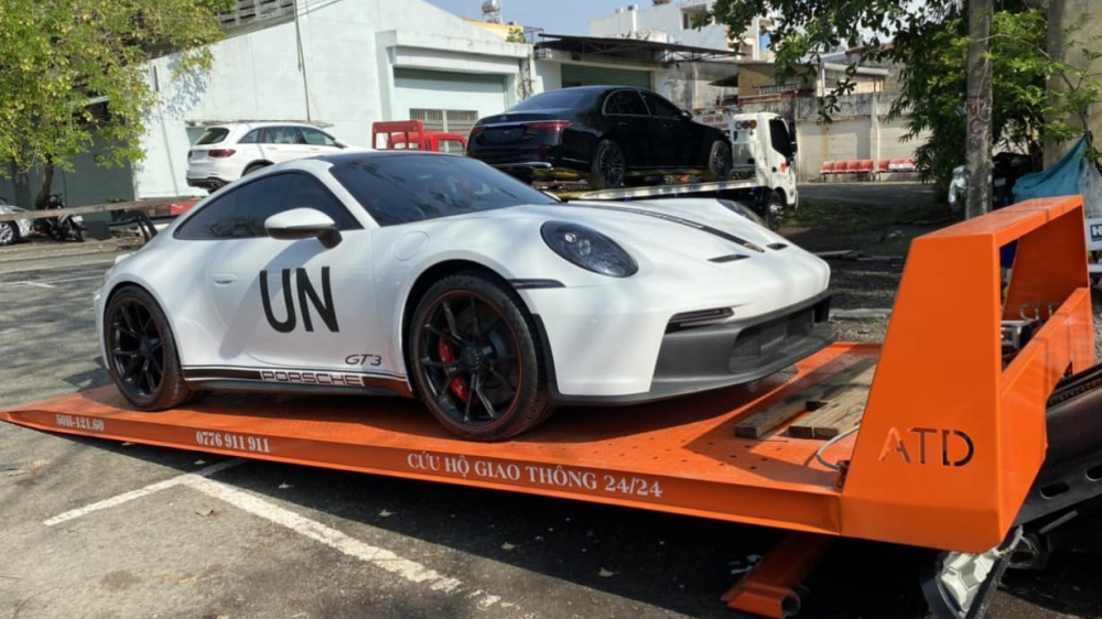 Chiếc xe Porsche 911 GT3 2022 của ông Đặng Lê Nguyên Vũ được trang bị thêm dòng chữ UN đặc trưng của ông nhưng chưa rõ mang ý nghĩa gì Chiếc xe Porsche 911 GT3 2022 của ông Đặng Lê Nguyên Vũ được trang bị thêm dòng chữ UN đặc trưng của ông nhưng chưa rõ mang ý nghĩa gì