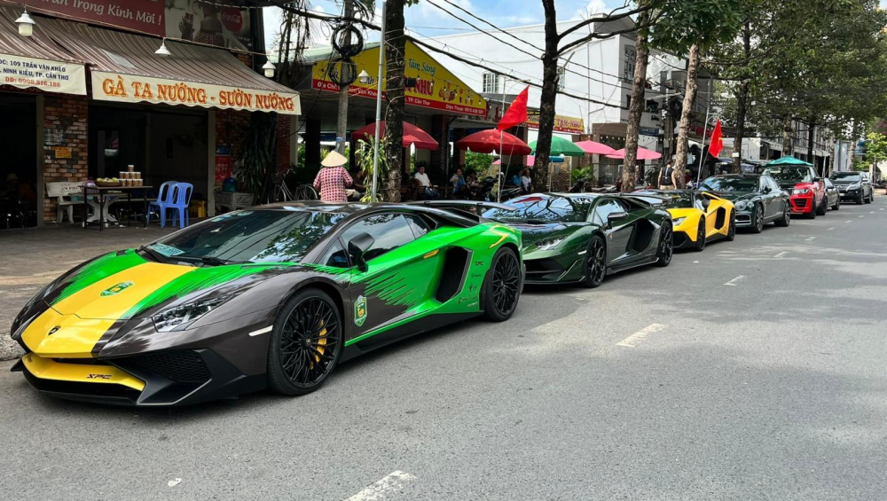 Bộ 3 xe Lamborghini giới hạn cùng nhiều siêu xe đình đám của nhà giàu Việt phượt về Cần Thơ, dẫn đầu là Aventador SV mới về nước, kế đến là Aventador SVJ và Aventador SV Roadster Bộ 3 xe Lamborghini giới hạn cùng nhiều siêu xe đình đám của nhà giàu Việt phượt về Cần Thơ, dẫn đầu là Aventador SV mới về nước, kế đến là Aventador SVJ và Aventador SV Roadster