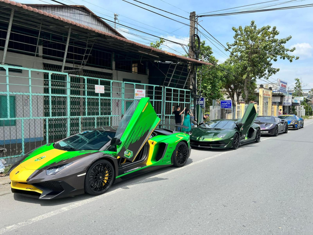 Lamborghini Aventador SV và Lamborghini Aventador SVJ Lamborghini Aventador SV và Lamborghini Aventador SVJ