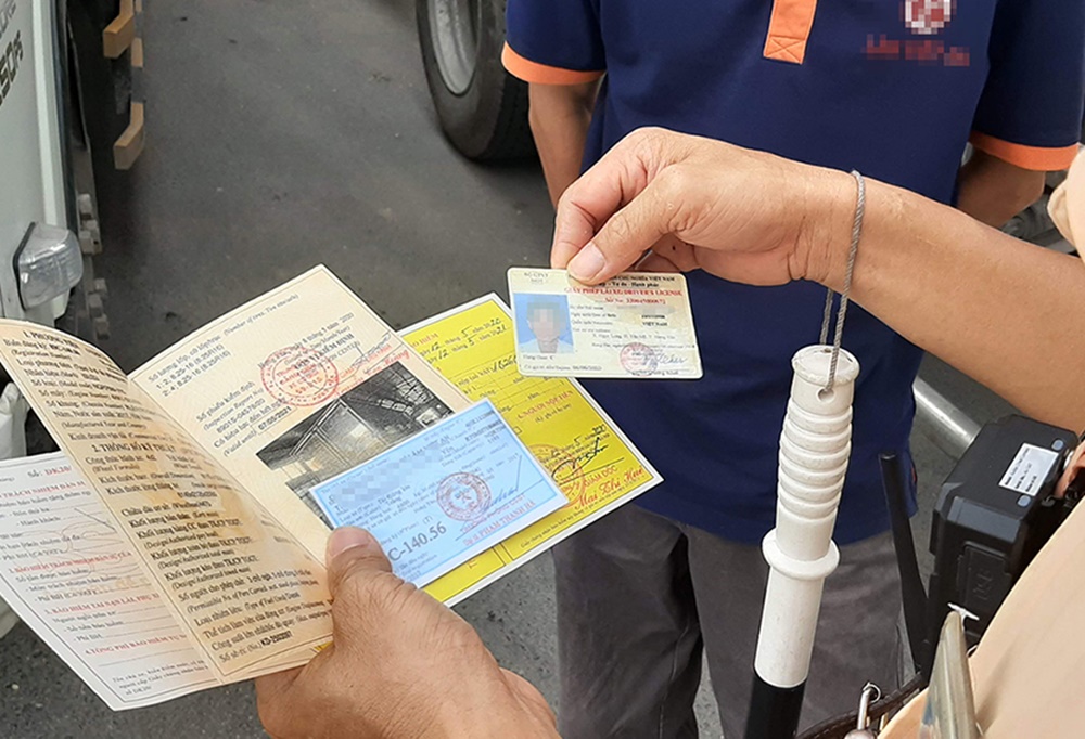 Người điều khiển xe &ocirc; t&ocirc; kh&ocirc;ng được &aacute;p dụng h&igrave;nh thức xử phạt h&agrave;nh ch&iacute;nh tại chỗ m&agrave; cần phải lập bi&ecirc;n bản.