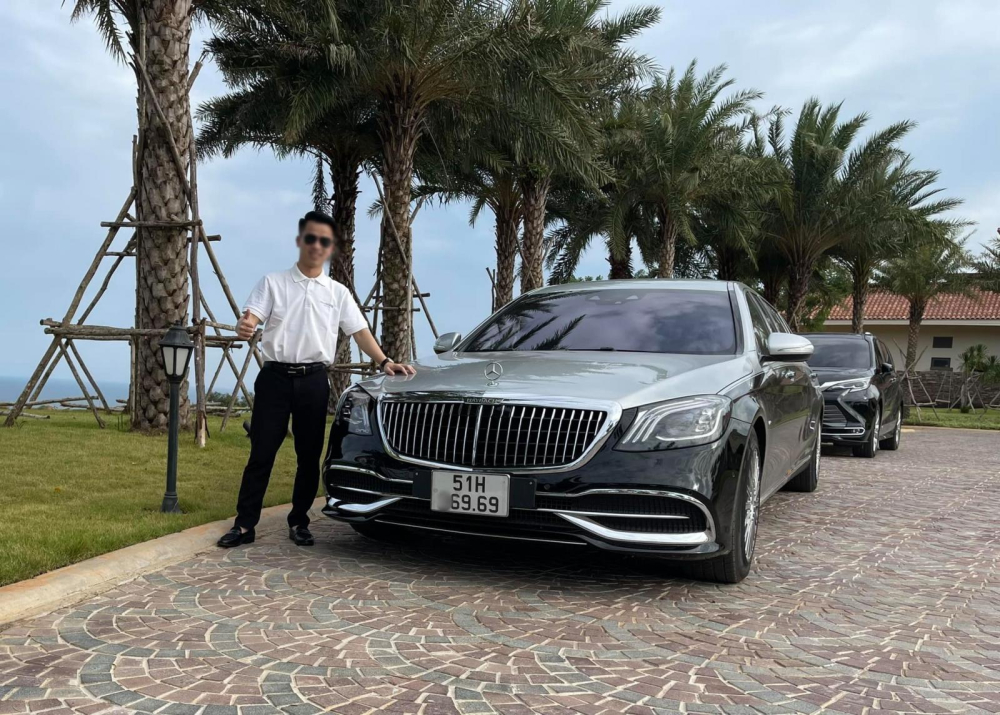 Và chiếc xe Mercedes-Maybach S650 Pullman 2 màu này cũng rất hay tháp tùng Chủ tịch Nova Group xuống tỉnh Bình Thuận Và chiếc xe Mercedes-Maybach S650 Pullman 2 màu này cũng rất hay tháp tùng Chủ tịch Nova Group xuống tỉnh Bình Thuận