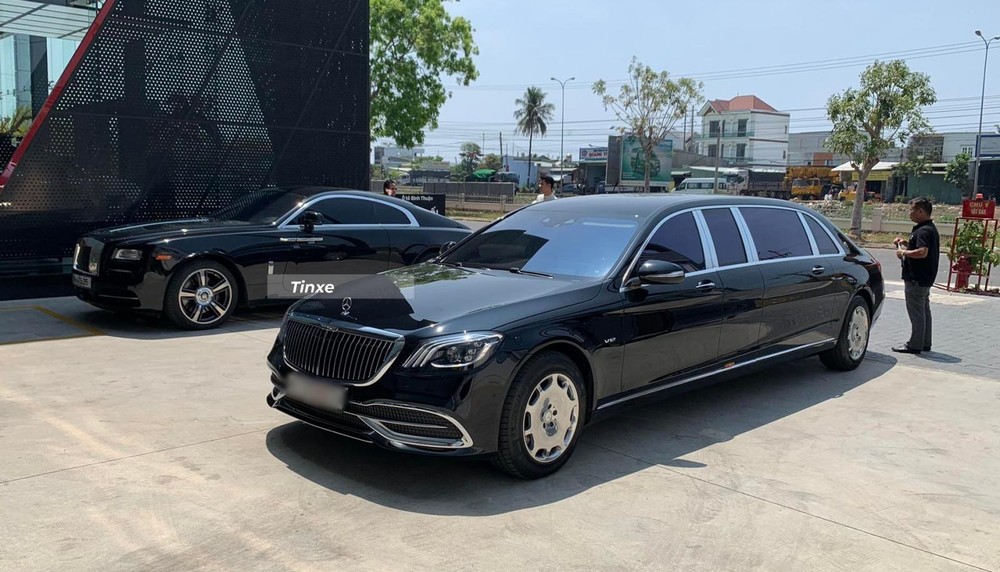 Chiếc xe siêu sang Mercedes-Maybach S650 Pullman một màu đen cùng Rolls-Royce Wraith của doanh nhân Bùi Thành Nhơn trong 1 lần đi công tác ở Phan Thiết Chiếc xe siêu sang Mercedes-Maybach S650 Pullman một màu đen cùng Rolls-Royce Wraith của doanh nhân Bùi Thành Nhơn trong 1 lần đi công tác ở Phan Thiết