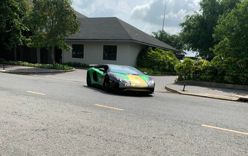 Lamborghini Aventador SV trên đường phố Cần Thơ với bộ áo mới Lamborghini Aventador SV trên đường phố Cần Thơ với bộ áo mới