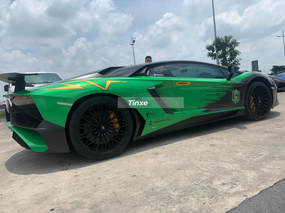 Những người thợ Việt đã thực hiện xuyên đêm để chiếc xe Lamborghini Aventador SV có áo mới đi du lịch xuống Cần Thơ Những người thợ Việt đã thực hiện xuyên đêm để chiếc xe Lamborghini Aventador SV có áo mới đi du lịch xuống Cần Thơ