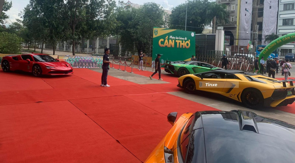 D&agrave;n si&ecirc;u xe của đại gia Việt đổ bộ xuống Cần Thơ, nhiều xe bản giới hạn, 1 h&agrave;ng hiếm mới lộ diện. Trong số 7 chiếc si&ecirc;u xe của giới nh&agrave; gi&agrave;u S&agrave;i th&agrave;nh mới xuống Cần Thơ c&oacute; 4 xe bản giới hạn, ngo&agrave;i ra c&ograve;n c&oacute; nhiều si&ecirc;u xe rất hiếm khi xuất hiện v&agrave; th&agrave;nh vi&ecirc;n mới v&agrave;o Việt Nam l&agrave; chiếc xe Lamborghini Aventador SV Coupe m&agrave;u v&agrave;ng cũng được mang đi phượt xuống miền T&acirc;y để chơi.