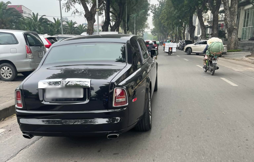 Rolls-Royce Phantom Year of the Dragon của bầu Ki&ecirc;n mới t&aacute;i xuất tr&ecirc;n đường