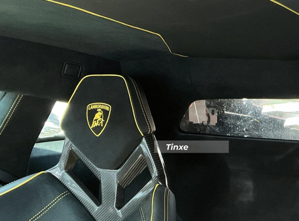 Nội thất xe với da Alcantara, sợi carbon và chỉ may màu vàng Nội thất xe với da Alcantara, sợi carbon và chỉ may màu vàng
