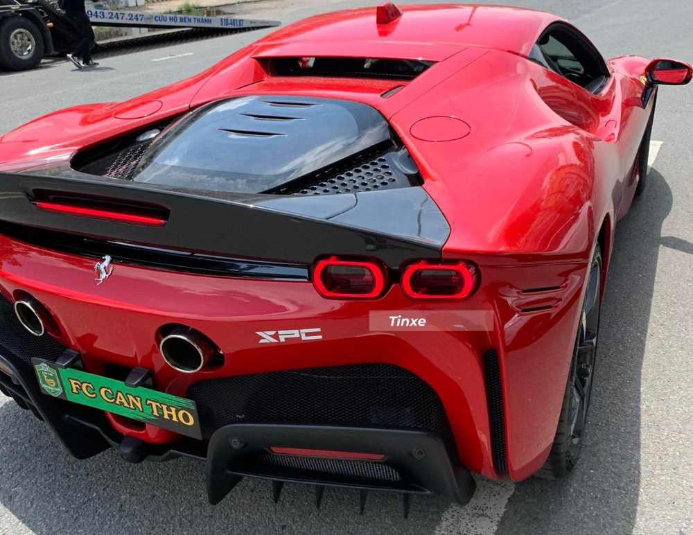 Chiếc si&ecirc;u xe Ferrari SF90 Stradale của một doanh nh&acirc;n G&ograve; Vấp c&oacute; trang bị c&aacute;nh gi&oacute; đu&ocirc;i cố định bằng carbon, đ&acirc;y l&agrave; 1 trong số nhiều t&ugrave;y chọn m&agrave; khi kh&aacute;ch h&agrave;ng mua th&ecirc;m g&oacute;i Assetto Fiorano sẽ c&oacute;. Ferrari SF90 Stradale được trang bị động cơ xăng V8, tăng &aacute;p, dung t&iacute;ch 4.0 l&iacute;t, sản sinh c&ocirc;ng suất tối đa 769 m&atilde; lực v&agrave; m&ocirc;-men xoắn cực đại 800 Nm.