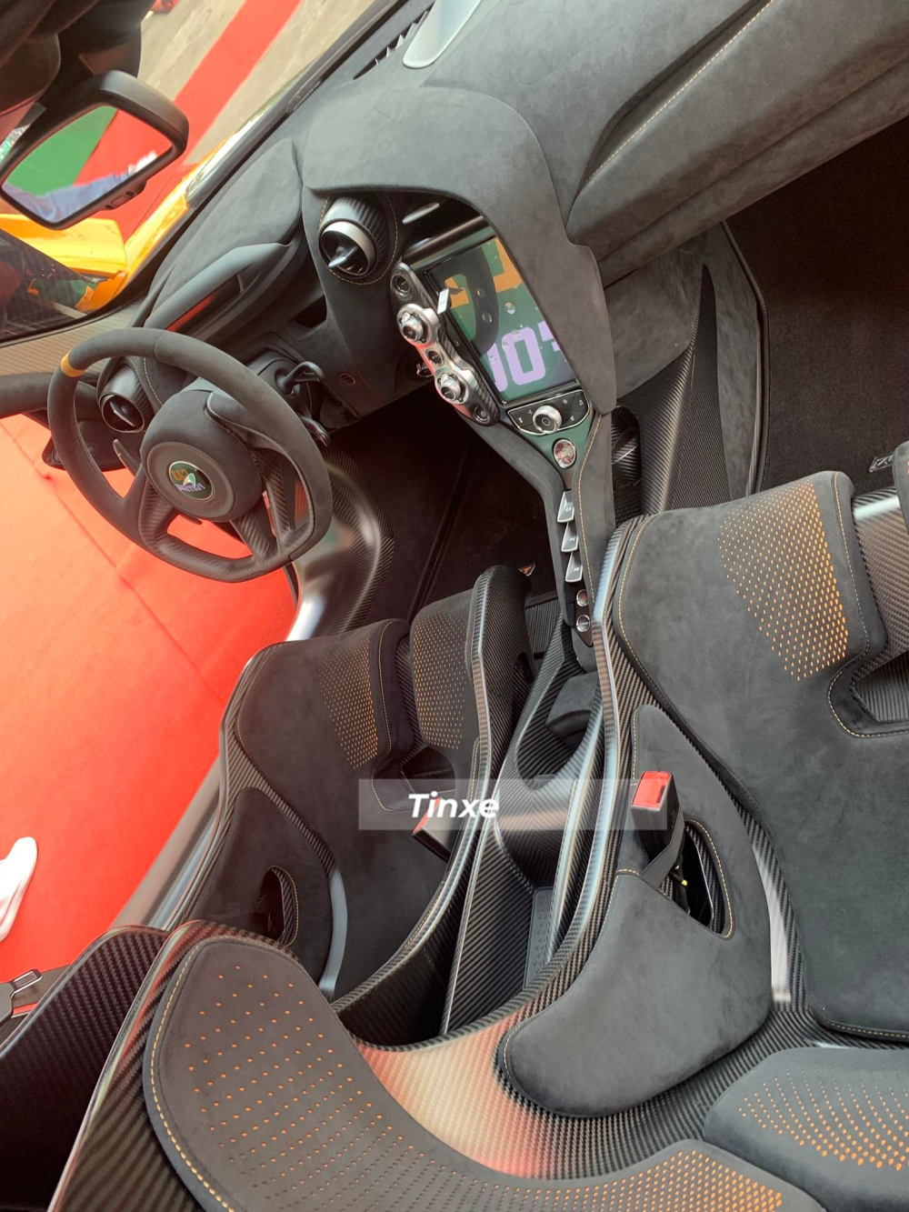 McLaren 765LT vẫn sở hữu khối động cơ V8, tăng &aacute;p k&eacute;p, dung t&iacute;ch 4.0 l&iacute;t như McLaren 720S nhưng lại c&oacute; th&ecirc;m 45 m&atilde; lực ở c&ocirc;ng suất động cơ gi&uacute;p xe c&oacute; đến 755 con ngựa v&agrave; m&ocirc;-men xoắn cực đại 800 Nm. Phi&ecirc;n bản giới hạn n&agrave;y chỉ mất thời gian 2,8 gi&acirc;y để tăng tốc l&ecirc;n 100 km/h từ vị tr&iacute; xuất ph&aacute;t trước khi đạt vận tốc tối đa 330 km/h.