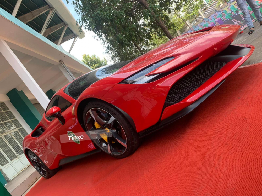 Kh&aacute;c với những si&ecirc;u xe kh&aacute;c như Lamborghini với c&aacute;c phi&ecirc;n bản Aventador sản xuất giới hạn bao gồm SV Coupe, SV Roadster v&agrave; SVJ hay Ferrari 488 GTB v&agrave; Ferrari 488 Spider, cặp si&ecirc;u xe Ferrari SF90 Stradale c&ugrave;ng McLaren 765LT của 1 đại gia S&agrave;i th&agrave;nh lại được vận chuyển bằng xe cứu hộ đến trước cổng s&acirc;n vận động b&oacute;ng đ&aacute; Cần Thơ rồi mới được mang xuống đường v&agrave; đưa v&agrave;o b&ecirc;n trong trưng b&agrave;y.