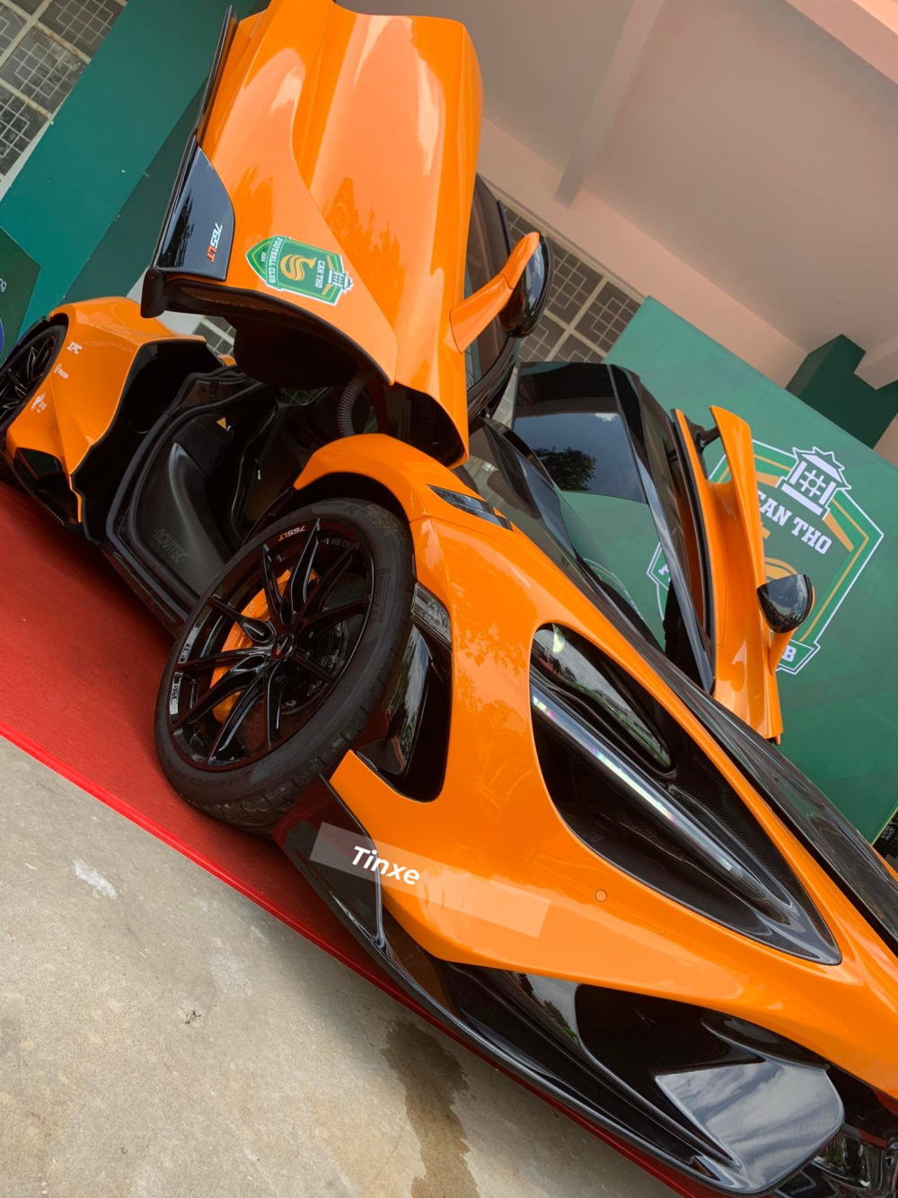 C&ugrave;ng si&ecirc;u xe McLaren 765LT được vận chuyển xuống Cần Thơ bằng xe chuy&ecirc;n dụng