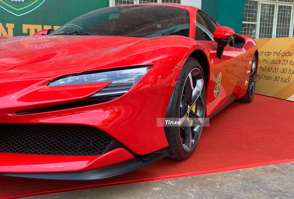 Sức mạnh của động cơ plug-in hybrid cho ph&eacute;p Ferrari SF90 Stradale c&oacute; thể tăng tốc từ vị tr&iacute; xuất ph&aacute;t l&ecirc;n 100 km/h trong thời gian 2,5 gi&acirc;y, th&ecirc;m 4,2 gi&acirc;y để tăng tốc l&ecirc;n 200 km/h trước khi đạt vận tốc tối đa 340 km/h. Ngo&agrave;i ra, Ferrari SF90 Stradale c&oacute; thể ho&agrave;n th&agrave;nh qu&atilde;ng đường 25 km chỉ bằng m&ocirc;-tơ điện tr&ecirc;n cầu trước.