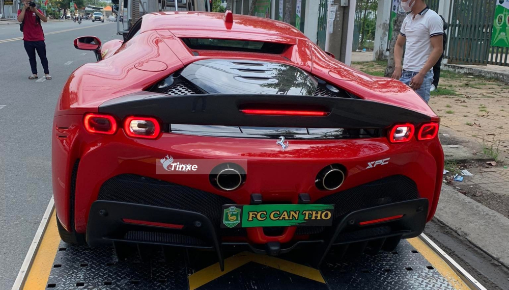 Động cơ n&agrave;y kết hợp với hệ thống hybrid bao gồm 3 m&ocirc;-tơ điện cho ra c&ocirc;ng suất 217 m&atilde; lực. Kết hợp 3 m&ocirc;-tơ điện với động cơ xăng V8, SF90 Stradale c&oacute; tổng c&ocirc;ng suất tối đa l&ecirc;n đến 1.000 m&atilde; lực, trở th&agrave;nh si&ecirc;u xe mạnh nhất của h&atilde;ng xe Ferrari.
