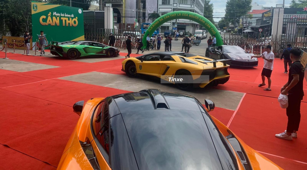 Trong ảnh l&agrave; si&ecirc;u xe Lamborghini Aventador SV Coupe, Lamborghini Aventador SV Roadster, Ferrari 488 Spider v&agrave; McLaren 765LT. Lamborghini Aventador SV sử dụng khối động cơ V12, dung t&iacute;ch 6,5 l&iacute;t sản sinh ra c&ocirc;ng suất tối đa 739 m&atilde; lực v&agrave; m&ocirc;-men xoắn cực đại vẫn l&agrave; 690 Nm, xe c&oacute; thời gian tăng tốc từ vị tr&iacute; xuất ph&aacute;t l&ecirc;n 100 km/h nhanh hơn bản ti&ecirc;u chuẩn 0,1 gi&acirc;y khi chỉ mất thời gian 2,8 gi&acirc;y trước khi đạt tốc độ tối đa 350 km/h.