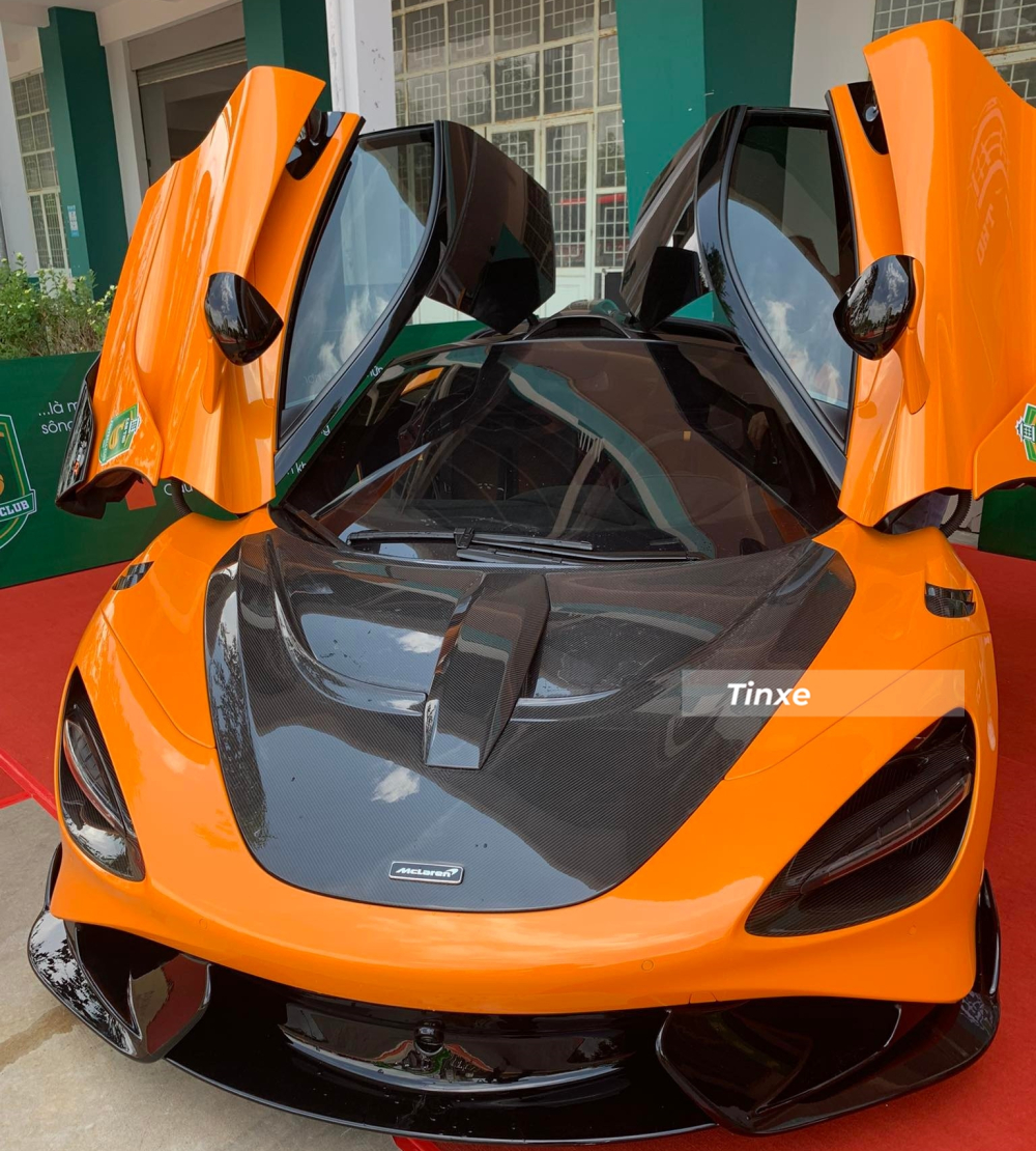 Ngo&agrave;i Ferrari SF90 Stradale, doanh nh&acirc;n G&ograve; Vấp c&ograve;n mang si&ecirc;u xe giới hạn McLaren 765LT xuống Cần Thơ để trưng b&agrave;y. Đ&acirc;y ch&iacute;nh l&agrave; xe McLaren phi&ecirc;n bản 765LT đầu ti&ecirc;n về nước nhưng chủ nh&acirc;n vẫn quyết định kh&ocirc;ng cho xe bấm biển. Tuy nhi&ecirc;n chiếc McLaren 765LT n&agrave;y đ&atilde; được n&acirc;ng cấp rất nhiều đồ chơi bằng carbon v&agrave; c&ograve;n độ lại hệ thống ống xả.