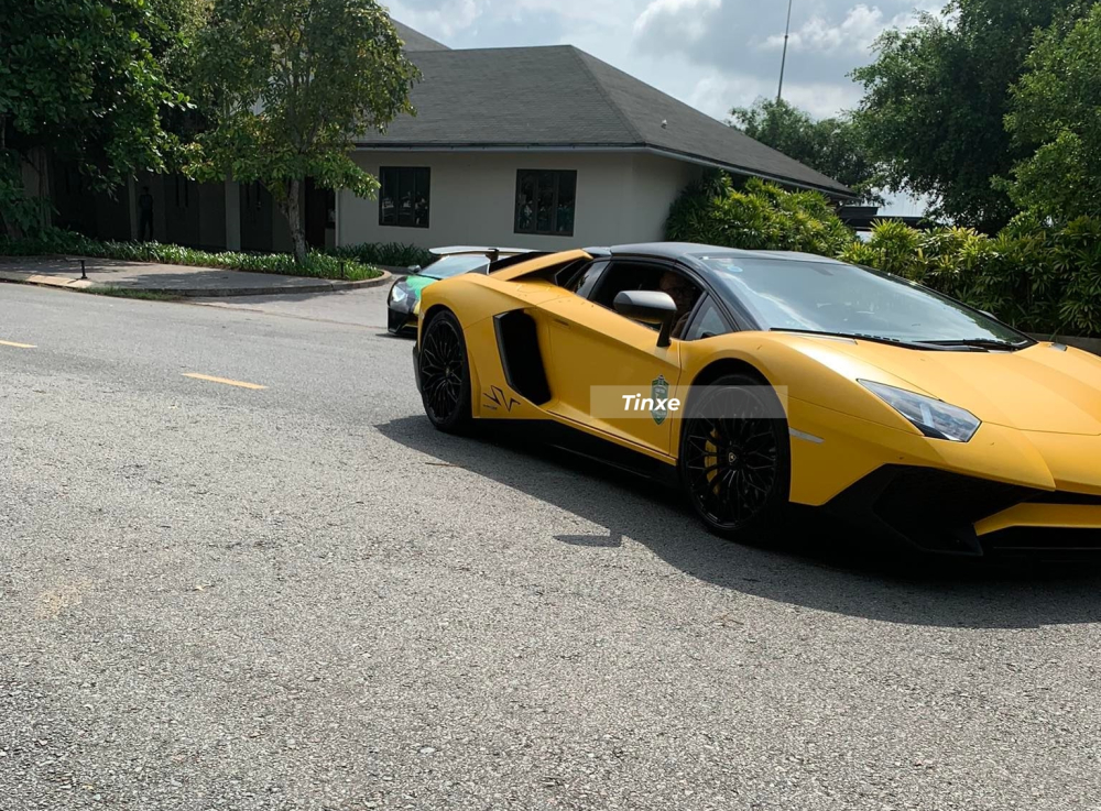 Sau khi hai chiếc si&ecirc;u xe Ferrari SF90 Stradale v&agrave; McLaren 765LT được trưng b&agrave;y hơn 1 tiếng, d&agrave;n si&ecirc;u xe của đại gia S&agrave;i th&agrave;nh mới k&eacute;o nhau đến địa điểm tập kết. Đ&acirc;y cũng l&agrave; lần hiếm hoi chủ nh&acirc;n của cặp xe McLaren 765LT v&agrave; Ferrari SF90 Stradale mang xe đi trưng b&agrave;y ở 1 địa điểm ngo&agrave;i Th&agrave;nh phố Hồ Ch&iacute; Minh.