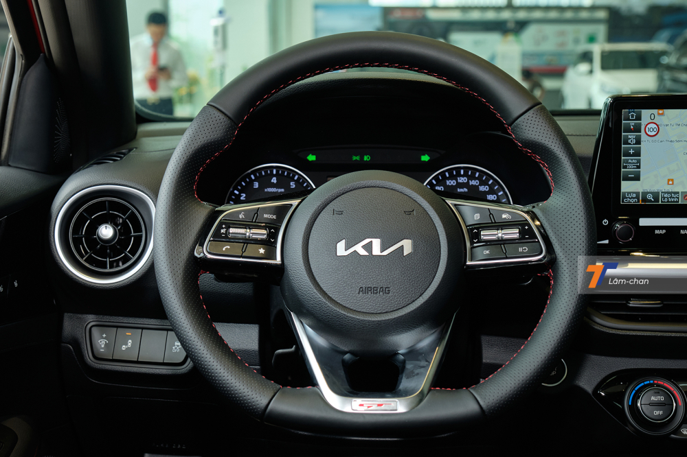 V&ocirc; lăng của Kia K3 GT 2022 tuy vẫn l&agrave; loại 3 chấu nhưng v&aacute;t đ&aacute;y thay v&igrave; tr&ograve;n, chất liệu vẫn l&agrave; da v&agrave; c&oacute; th&ecirc;m c&aacute;c đường chỉ kh&acirc;u m&agrave;u đỏ.