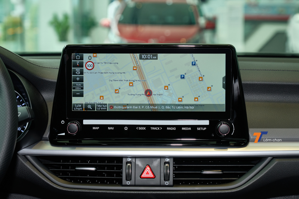 M&agrave;n h&igrave;nh giải tr&iacute; 10,25 inch hỗ trợ kết nối Apple CarPlay/Android Auto.