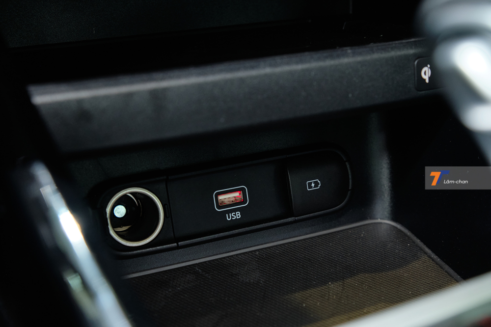 Ph&iacute;a b&ecirc;n dưới l&agrave; cổng sạc USB.