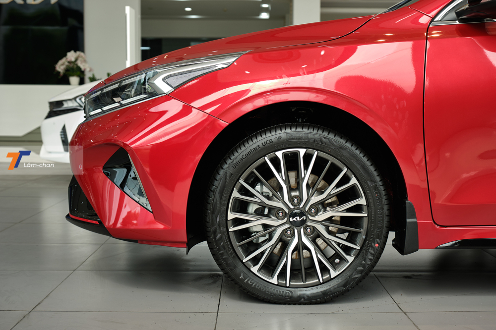 Kia K3 GT 2022 vẫn được trang bị bộ m&acirc;m hợp kim 17 inch đa chấu, 2 t&ocirc;ng m&agrave;u như phi&ecirc;n bản thường.