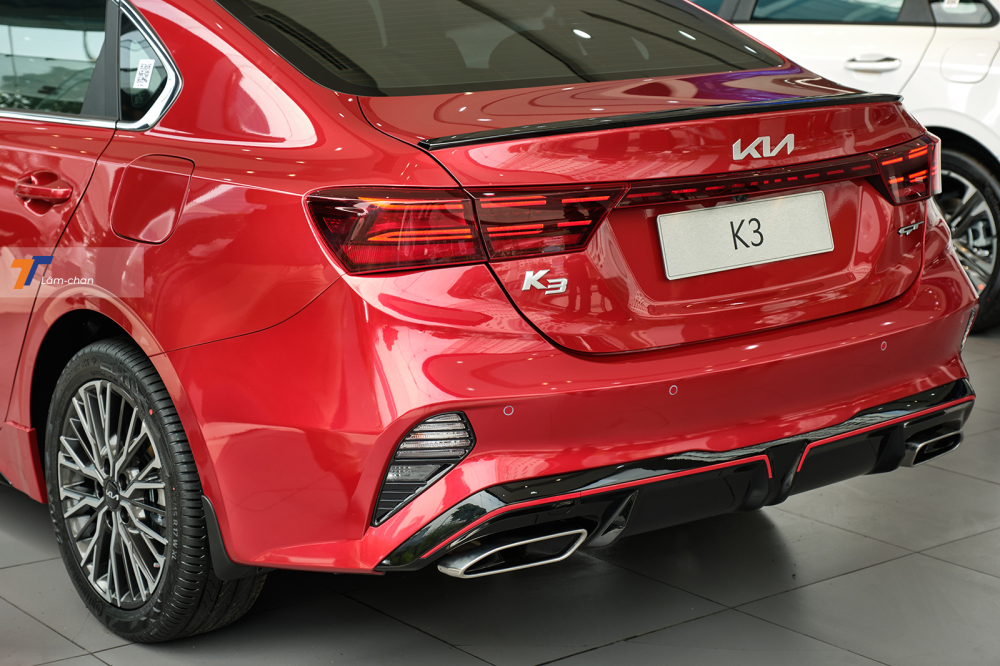 Kh&ocirc;ng chỉ c&oacute; cản sau khỏe khoắn hơn, Kia K3 GT 2022 c&ograve;n được trang bị hệ thống ống xả k&eacute;p với nắp chụp h&igrave;nh chữ nhật.