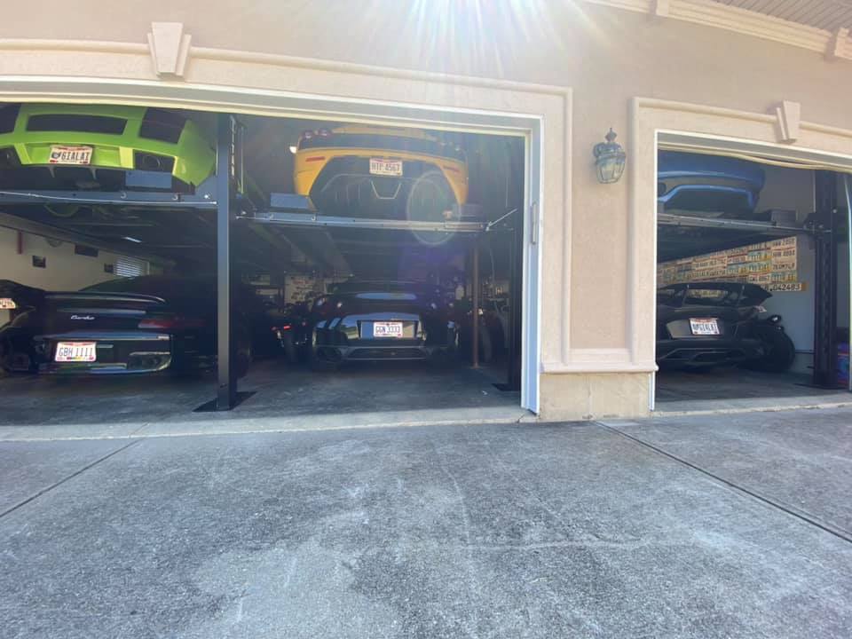 1 trong 2 garage chính của Tyler Ngo chuyên chứa các siêu và xe thể thao của mình. Hàng trên cùng từ trái sang phải là Lamborghini Gallardo màu xanh lá, Ferraro 430 Scuderia và Maserati GranTurismo Sport, tiếp đến hàng dưới là Porsche 911 Turbo màu đen, Nissan GT-R và cuối cùng là chú bò tót Lamborghini Aventador LP700-4 lúc còn mang bộ áo bò sữa 1 trong 2 garage chính của Tyler Ngo chuyên chứa các siêu và xe thể thao của mình. Hàng trên cùng từ trái sang phải là Lamborghini Gallardo màu xanh lá, Ferraro 430 Scuderia và Maserati GranTurismo Sport, tiếp đến hàng dưới là Porsche 911 Turbo màu đen, Nissan GT-R và cuối cùng là chú bò tót Lamborghini Aventador LP700-4 lúc còn mang bộ áo bò sữa