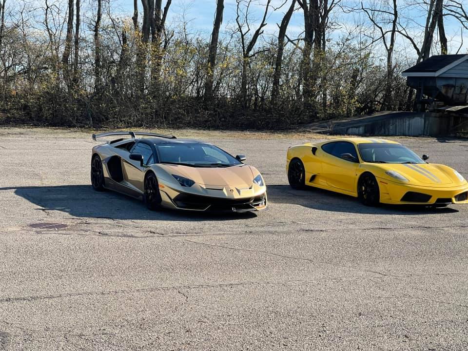 Ferrari 430 Scuderia màu vàng của Tyler Ngo cùng Lamborghini Aventador SVJ Roadster của trưởng nhóm Gia Lai Team Ferrari 430 Scuderia màu vàng của Tyler Ngo cùng Lamborghini Aventador SVJ Roadster của trưởng nhóm Gia Lai Team