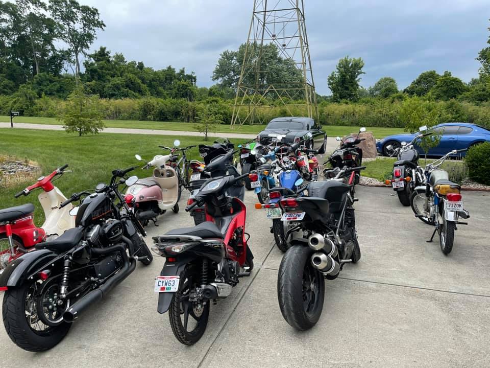 Dàn xe 2 bánh được Tyler Ngo cho ra trước sân nhà tắm nắng Dàn xe 2 bánh được Tyler Ngo cho ra trước sân nhà tắm nắng