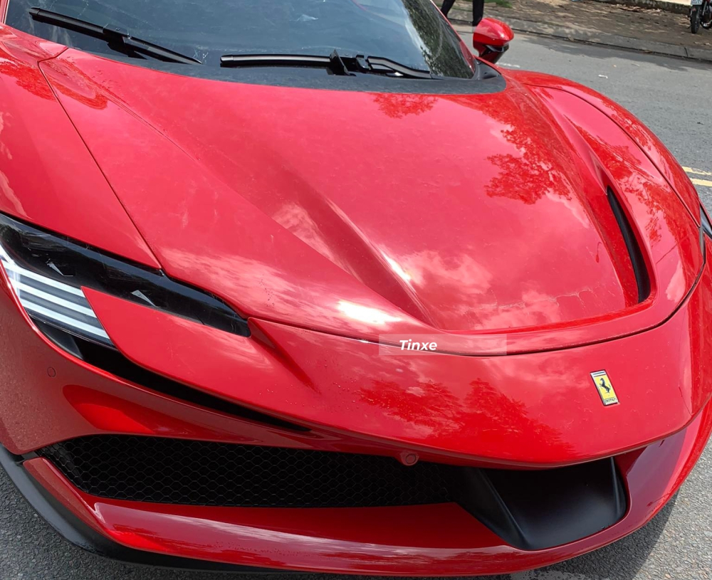 Chiếc xe Ferrari SF90 Stradale này có màu đỏ Chiếc xe Ferrari SF90 Stradale này có màu đỏ