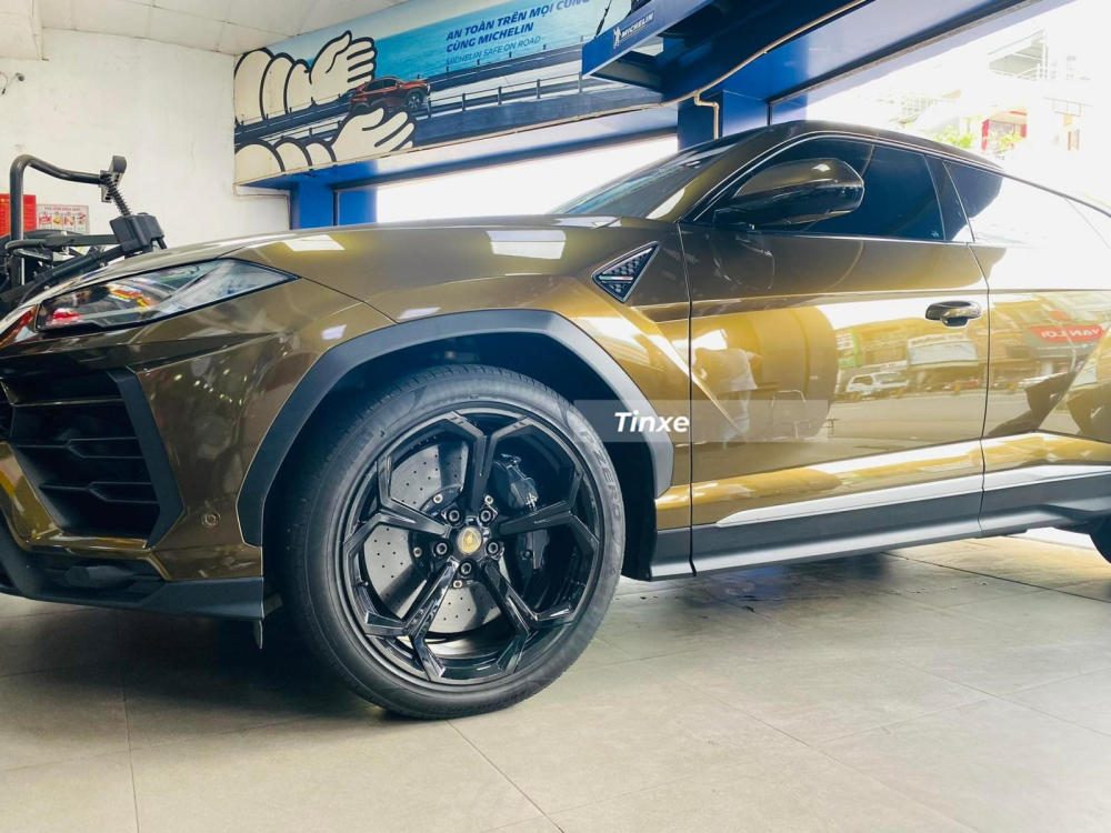 Lamborghini Urus c&oacute; gi&aacute; tr&ecirc;n 23 tỷ đồng tại Việt Nam