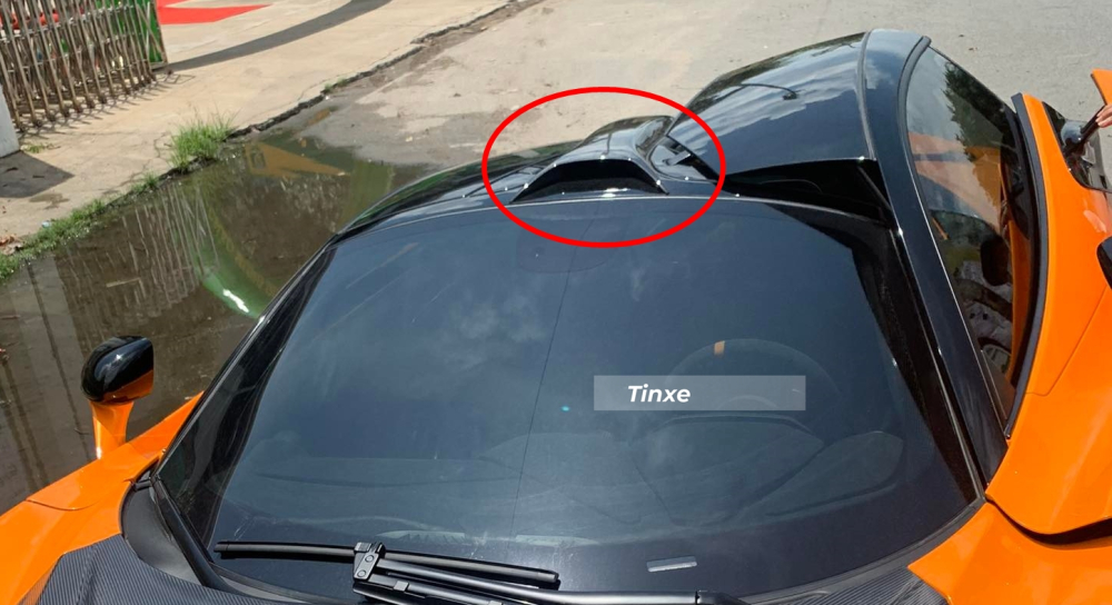 Hốc gió trên mui xe được thay bằng chi tiết sợi carbon của Novitec