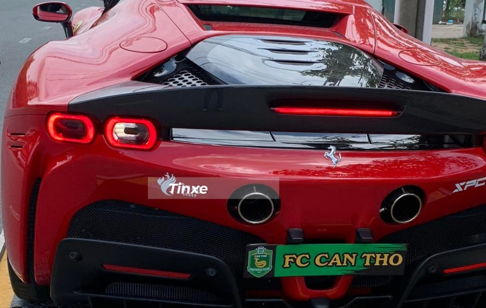 Chiếc xe Ferrari SF90 Stradale này sở hữu trang bị cánh gió đuôi carbon Chiếc xe Ferrari SF90 Stradale này sở hữu trang bị cánh gió đuôi carbon