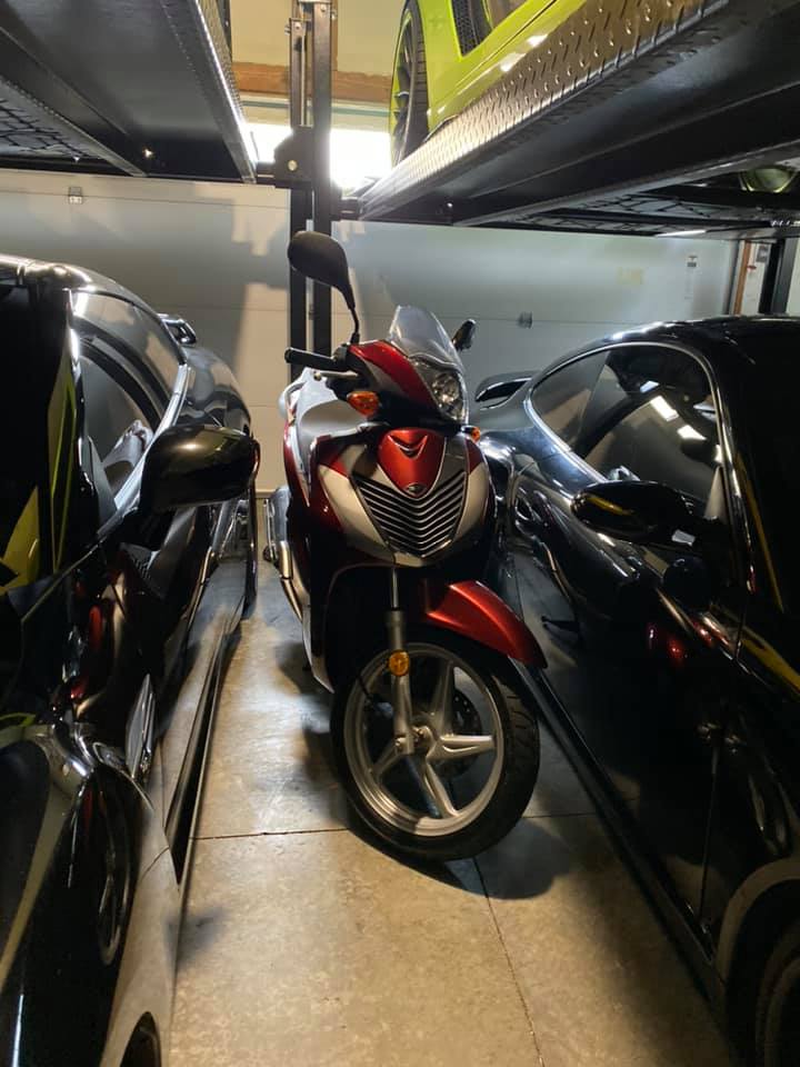 Garage của tay chơi này còn có Honda SH nhập ý Garage của tay chơi này còn có Honda SH nhập ý