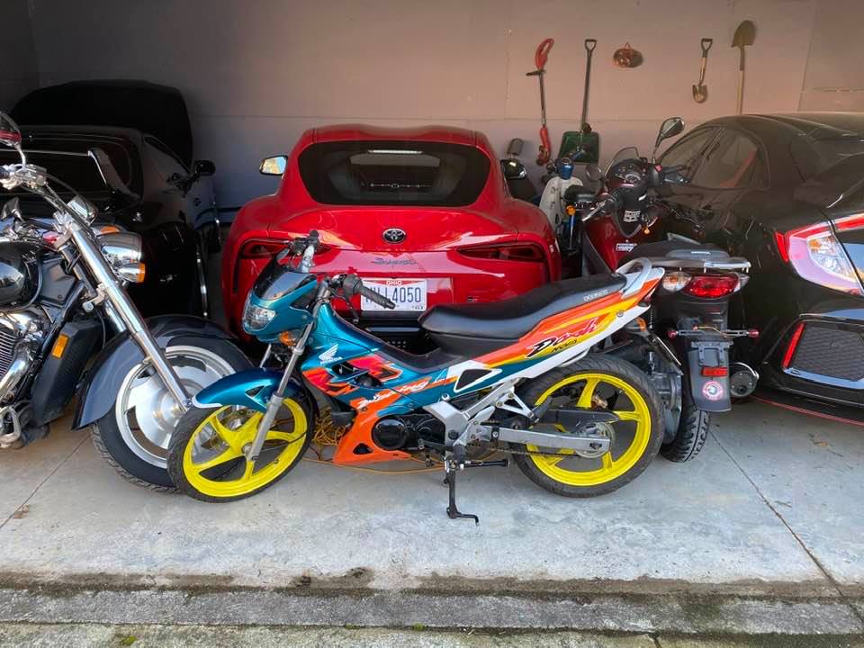 Toyota Supra 1993 và Toyota Supra 2020 bản giới hạn của Tyler Ngo. Chiếc bên phải ngoài cùng là Honda Civic Type R Toyota Supra 1993 và Toyota Supra 2020 bản giới hạn của Tyler Ngo. Chiếc bên phải ngoài cùng là Honda Civic Type R